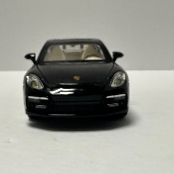 1:24 2020 Porsche Panamera Black Diecast With LED Lights - Picture 2 of 9